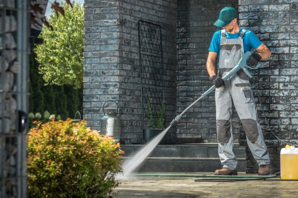 Cost of Outside House Cleaning in Bowling Green